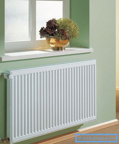 Slika prikazuje stilski radijator ispod prozora. Slika prikazuje stilski radijator ispod prozora.
