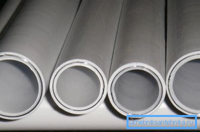 Na slici je prikazan kraj metalne plastične cevi.