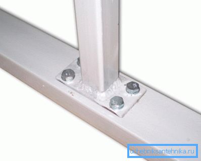Na slici se vidi pričvršćena veza metalnih cevi pod uglom od 90 °. Na slici se vidi pričvršćena veza metalnih cevi pod uglom od 90 °.