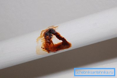 Slika pokazuje kako korozija uništava čeličnu cijev. Slika pokazuje kako korozija uništava čeličnu cijev.