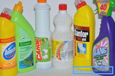 Na fotografiji: popularne hemikalije za čišćenje cevi. Na fotografiji: popularne hemikalije za čišćenje cevi.