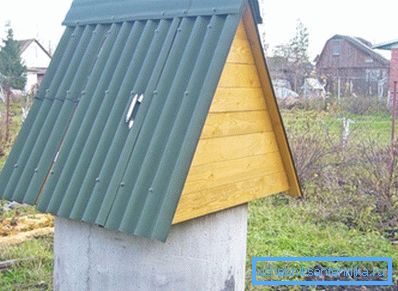 Fotografija prikazuje bunar sa nadstrešnicom u završnom obliku. Fotografija prikazuje bunar sa nadstrešnicom u završnom obliku.