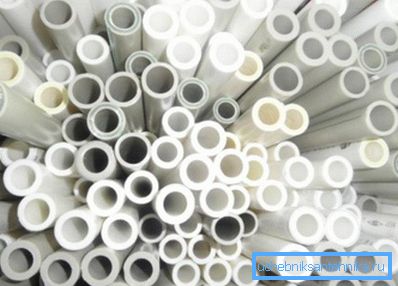 Na fotografiji su prikazani plastični proizvodi za komunikacione sisteme. Na fotografiji su prikazani plastični proizvodi za komunikacione sisteme.
