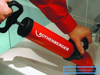 Na slici - koristimo ručnu hidrauličnu pumpu Na slici - koristimo ručnu hidrauličnu pumpu