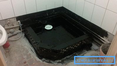Na slici - primer hidroizolacije sa mastikom bitumena Na slici - primer hidroizolacije sa mastikom bitumena