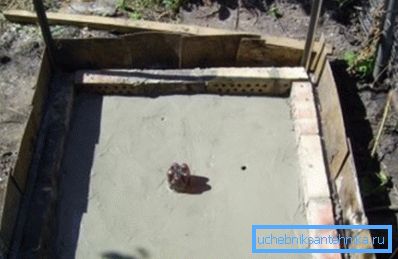 Na slici - primer podnožja ispod kabine sa metalnim okvirom Na slici - primer podnožja ispod kabine sa metalnim okvirom