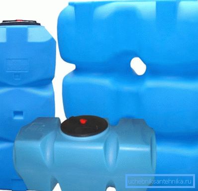 Na slici - primeri plastičnih kontejnera za vodu.