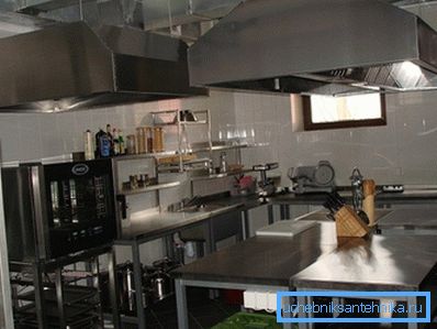 Na fotografiji - industrijska kuhinja izduvna instalacija Na fotografiji - industrijska kuhinja izduvna instalacija