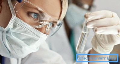 Na slici - proces kontrole kvaliteta fluida uzetog iz sistema za snabdevanje vodom.