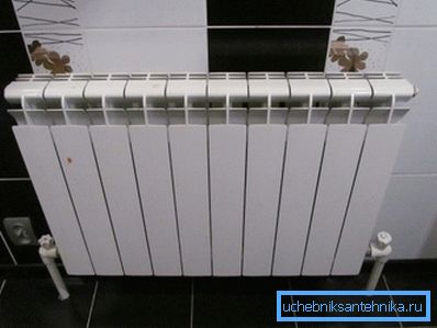 Na fotografiji: radijator za 10 sekcija je vrlo uobičajena opcija za prostorije srednje veličine sa normalnom izolacijom. Na fotografiji: radijator za 10 sekcija je vrlo uobičajena opcija za prostorije srednje veličine sa normalnom izolacijom.