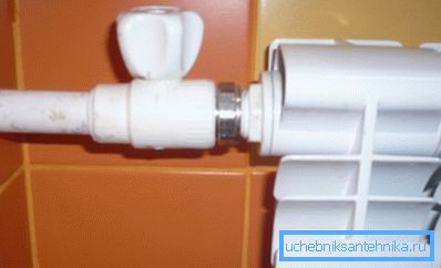Na slici je prikazan fabrički obojen radijator sa plastičnom vezom. Na slici je prikazan fabrički obojen radijator sa plastičnom vezom.
