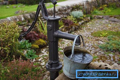 Na fotografiji: ručna pumpa ne zavisi od električne energije, tako da se može apsolutno staviti bilo gde. Na fotografiji: ručna pumpa ne zavisi od električne energije, tako da se može apsolutno staviti bilo gde.