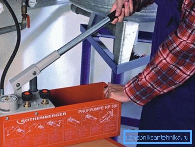 Na fotografiji: ručna pumpa vam omogućava da brzo i efikasno napunite sistem.