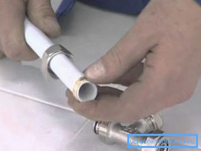 Na slici - montaža proizvoda nije teška Na slici - montaža proizvoda nije teška