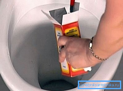 Na fotografiji - soda sa sirćetom može eliminisati klompe Na fotografiji - soda sa sirćetom može eliminisati klompe