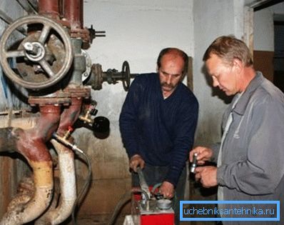 Na fotografiji zaposleni tehničkog nadzora vrši ispitivanje. Na fotografiji zaposleni tehničkog nadzora vrši ispitivanje.