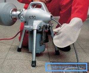 Na fotografiji: stručnjaci često koriste električni pogon za kabl, kroz koji se brzina čišćenja povećava još više.
