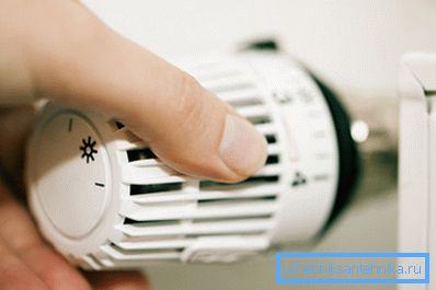 Na slici termostat na radijatoru kontroliše indikatore temperature Na slici termostat na radijatoru kontroliše indikatore temperature