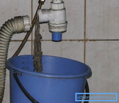 Na fotografiji - uklanjanje smeća direktno iz sifona. Na fotografiji - uklanjanje smeća direktno iz sifona.