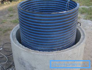 Na slici - produbljenje bunara sa plastičnom cevčicom Na slici - produbljenje bunara sa plastičnom cevčicom
