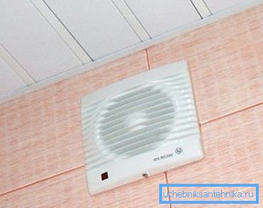 Na fotografiji: instalacija najjednostavnijeg ventilatora izduvnih gasova poboljšava razmenu vazduha u sobi nekoliko puta. Na fotografiji: instalacija najjednostavnijeg ventilatora izduvnih gasova poboljšava razmenu vazduha u sobi nekoliko puta.