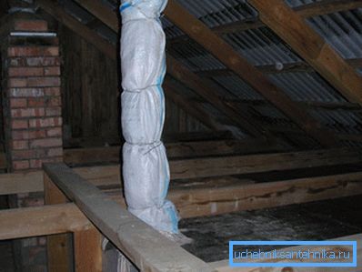 U foto izolacionoj izolacionoj cevi na tavanu U foto izolacionoj izolacionoj cevi na tavanu