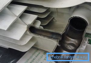 Slika pokazuje da su aluminijumske rebra postavljene na čeličnu cijev. Slika pokazuje da su aluminijumske rebra postavljene na čeličnu cijev.