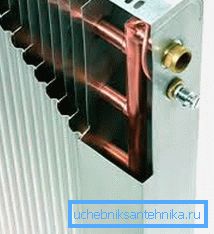 Na slici su prikazane bakarne cevi i aluminijumske ploče. Na slici su prikazane bakarne cevi i aluminijumske ploče.