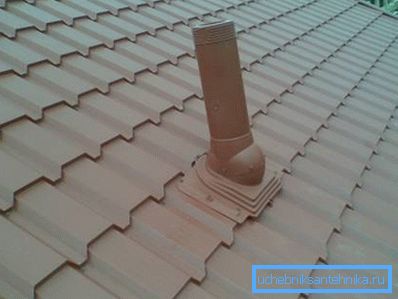 Na slici - izlaz ventilatorske cevi sa krova kuće Na slici - izlaz ventilatorske cevi sa krova kuće