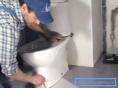 Na podu mora biti kontura koja odgovara dizajnom položaju WC školjke. Na podu mora biti kontura koja odgovara dizajnom položaju WC školjke.