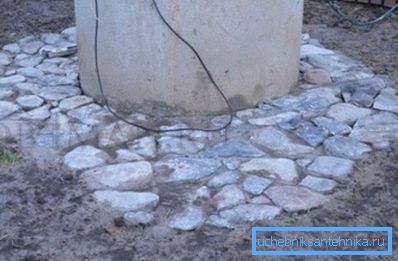 Na trećem - postavljamo kamen u betonsku masu, na fotografiji - rezultat rada, kada se beton učvršćuje Na trećem - postavljamo kamen u betonsku masu, na fotografiji - rezultat rada, kada se beton učvršćuje