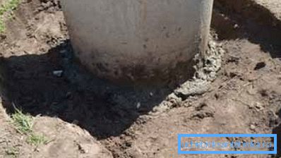 U drugoj fazi - konkretno smo betonirali površinu zemljišta sa prstenovima koji čine bunar. U drugoj fazi - konkretno smo betonirali površinu zemljišta sa prstenovima koji čine bunar.