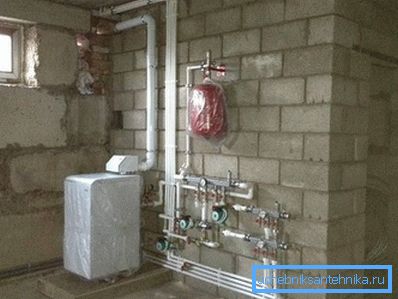 Kotao poda je instaliran na posebnoj osnovi. Kotao poda je instaliran na posebnoj osnovi.