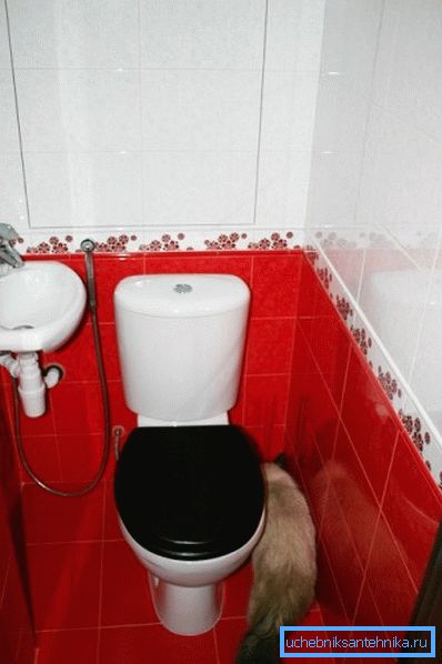 Podni toalet i umivaonik u WC-u s higijenskim tušem Podni toalet i umivaonik u WC-u s higijenskim tušem