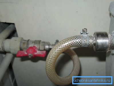 Pored fabričkih dovodnih cevi se koriste ojačana creva na konvencionalnim priključcima. Pored fabričkih dovodnih cevi se koriste ojačana creva na konvencionalnim priključcima.