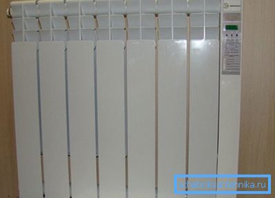 Električni radijator na zidu, koji je opremljen kontrolnim uređajem i nije priključen na sistem Električni radijator na zidu, koji je opremljen kontrolnim uređajem i nije priključen na sistem