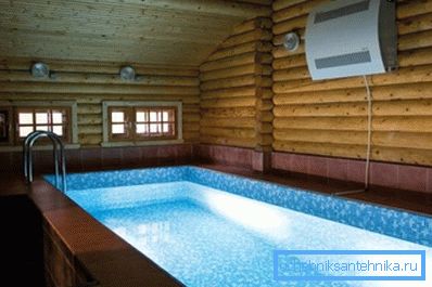 Zidni sušač za sušenje veša u privatnom bazenu. Zidni sušač za sušenje veša u privatnom bazenu.