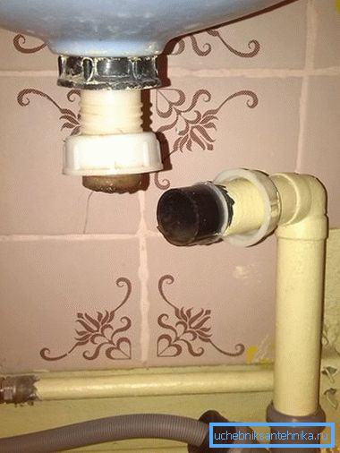Ne ostavljajte otvore za odvod vode; otpadni gasovi mogu biti otrovni. Ne ostavljajte otvore za odvod vode; otpadni gasovi mogu biti otrovni.
