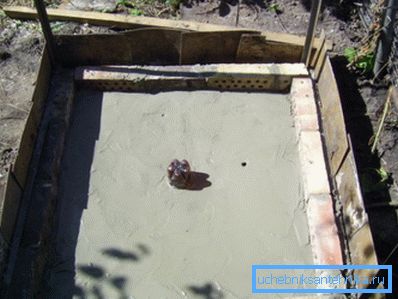Neki zanatlije više vole proizvoditi kombinovane šljive na način punopravne palete, ali samo iz betona, nakon čega sledi obloga drveta. Neki zanatlije više vole proizvoditi kombinovane šljive na način punopravne palete, ali samo iz betona, nakon čega sledi obloga drveta.