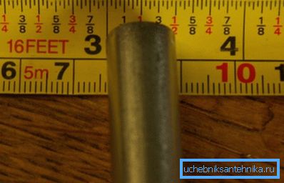 Jednostavno je izračunati prečnik prečnika u mm, sa stolom ili posebnim mernim alatom koji se nalazi u ruci