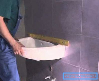 Obavezno proverite da li je instalacija ispravna pomoću nivoa zgrade. Obavezno proverite da li je instalacija ispravna pomoću nivoa zgrade.