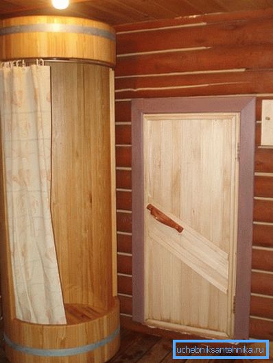 Originalna dekoracija tuš kabine u drvenoj kući. Naravno, bez vodootporne impregnacije nije dovoljno Originalna dekoracija tuš kabine u drvenoj kući. Naravno, bez vodootporne impregnacije nije dovoljno