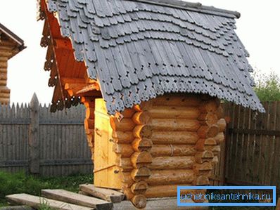 Originalni toalet sa drvenim krovom Originalni toalet sa drvenim krovom