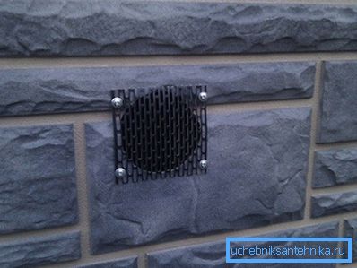 Ventilacijska rupa podzemnog objekta, zatvorena mrežom Ventilacijska rupa podzemnog objekta, zatvorena mrežom