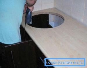 Rupa za umivaonik u gornjem delu table, isečena električnom slagalicom Rupa za umivaonik u gornjem delu table, isečena električnom slagalicom