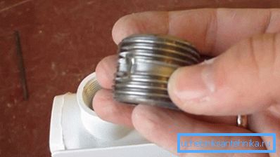 Pre dodavanja odeljka na aluminijumske radijatore, u rupu uvijte bradavicu. Pre dodavanja odeljka na aluminijumske radijatore, u rupu uvijte bradavicu.