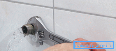 Pre instaliranja miksera treba blokirati vodu. Pre instaliranja miksera treba blokirati vodu.