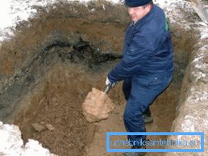 Prva stvar koju treba da uradite je produbiti u zemlji željene veličine, nakon čega se zidovi mogu sipati cementom