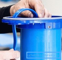 Kabl za napajanje se ubacuje u posebnu rupu na dnu kućišta.