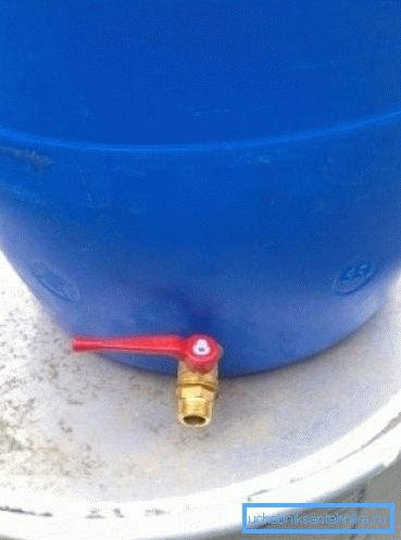 Plastična cijev sa kranom do kuće će vam pružiti mogućnost da uvek imate rezervu potrebne tečnosti Plastična cijev sa kranom do kuće će vam pružiti mogućnost da uvek imate rezervu potrebne tečnosti